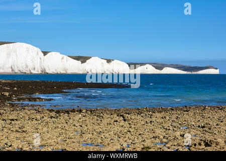 Der Strand von Cuckmere Haven, in der Nähe von Eastbourne, East Sussex, nach Osten in Richtung Sieben Schwestern Kreidefelsen Stockfoto