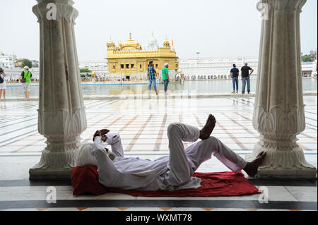 22.07.2011, Amritsar, Punjab, Indien - Sikh devotee an den Goldenen Tempel, Heiligtum, dem heiligsten Ort der Anbetung für Sikhs. Stockfoto