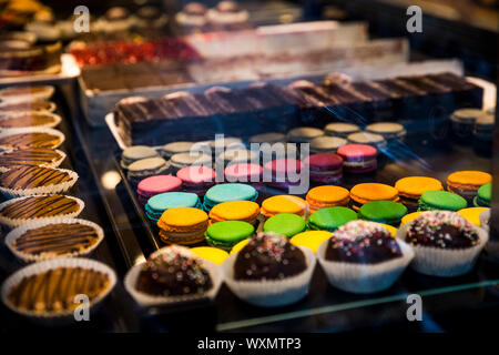 Macarons für den Verkauf in einer Bäckerei in Dresden, Deutschland Stockfoto