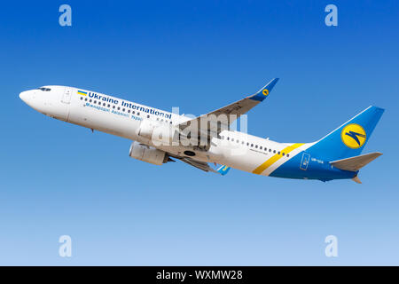 Tel Aviv, Israel - 18. Februar 2019: Ukraine International Airlines Boeing 737-800 Flugzeug am Flughafen Tel Aviv Ben Gurion (TLV) in Israel. Stockfoto