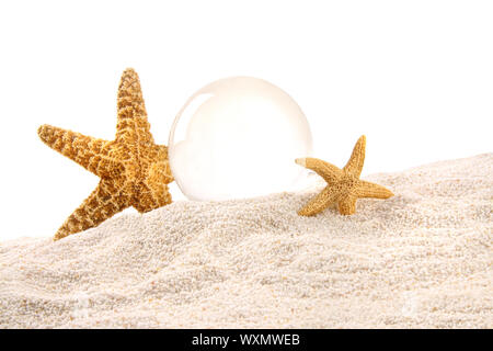Gefehlt Ball mit Seestern im sand Stockfoto