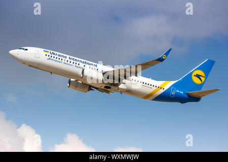 Tel Aviv, Israel - 23. Februar 2019: Ukraine International Airlines Boeing 737-800 Flugzeug am Flughafen Tel Aviv Ben Gurion (TLV) in Israel. Stockfoto