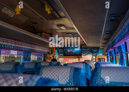 Nakasong, Laos - Feb 2016: TV mit laotischen Karaoke auf lokaler Bus Stockfoto