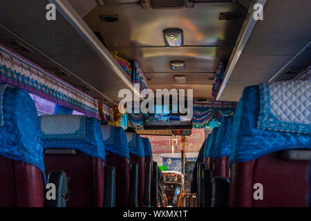 Nakasong, Laos - Feb 2016: TV mit laotischen Karaoke auf lokaler Bus Stockfoto