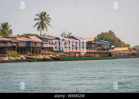 Nakasong, Laos - Feb 2016: Transport von Fähren über den Fluss Mekong zu den Inseln Stockfoto