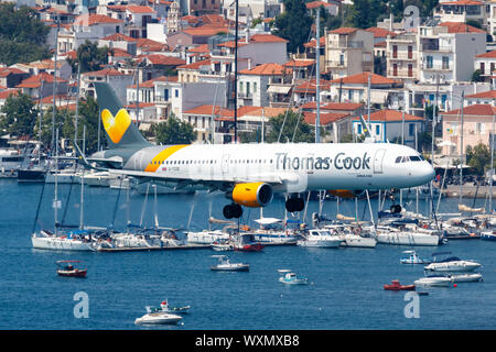 Skiathos, Griechenland - 31. Juli 2019: Thomas Cook Airbus A321 am Flughafen Skiathos (Jsi) in Griechenland. Stockfoto
