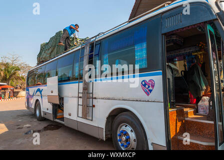 Nakasong, Laos - Feb 2016: Verpackung Sache auf dem Dach der Bushaltestelle in Laos. Stockfoto