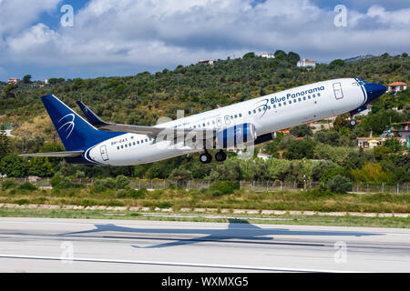 Skiathos, Griechenland - 31. Juli 2019: Blue Panorama Boeing 737-800 am Flughafen Skiathos (Jsi) in Griechenland. Stockfoto