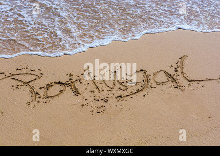 Das Wort Portugal in deutscher Sprache in einem Sand Strand geschrieben Stockfoto