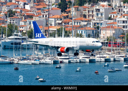 Skiathos, Griechenland - 27. Juli 2019: SAS Scandinavian Airlines Airbus A320 am Flughafen Skiathos (Jsi) in Griechenland. Stockfoto