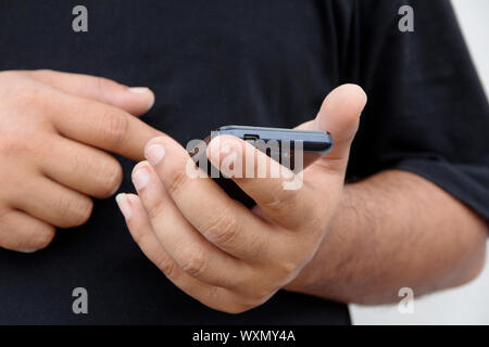 Mann mit smart phone Stockfoto
