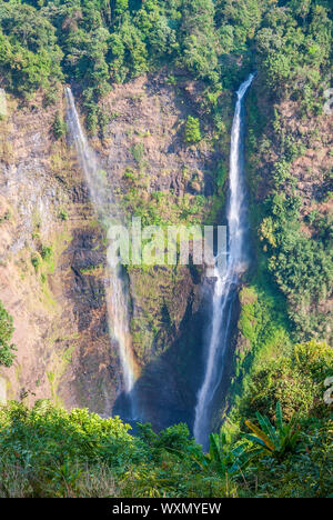 Atemberaubende Tad Fane Wasserfall von oben, Paksong, Laos Stockfoto