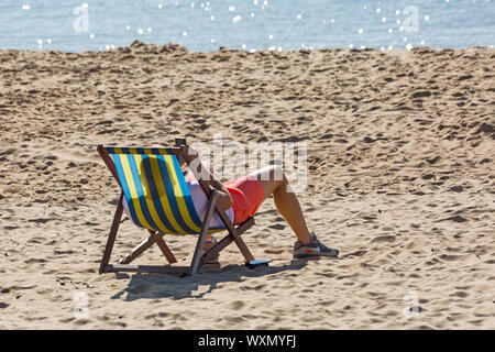 Bournemouth, Dorset UK. 17.September 2019. UK Wetter: herrlich warmen sonnigen Tag mit blauem Himmel in Bournemouth wie Besucher Kopf an der Küste der Sonne in Bournemouth Strände zu genießen. Credit: Carolyn Jenkins/Alamy leben Nachrichten Stockfoto