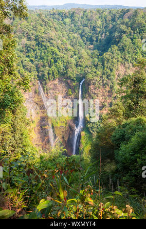 Atemberaubende Tad Fane Wasserfall von oben, Paksong, Laos Stockfoto