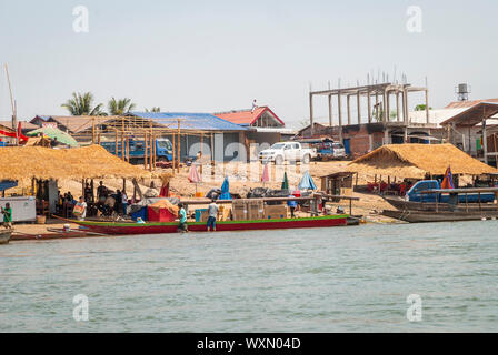 Nakasong, Laos - Feb 2016: Transport von Fähren über den Fluss Mekong zu den Inseln Stockfoto