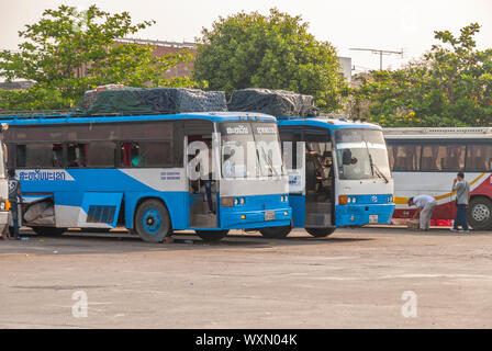 Nakasong, Laos - Feb 2016: Bushaltestelle mit langen Abstand Busse Stockfoto