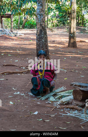 , Bachieng Laos - Feb 2016: alte Frau auf dem Boden sitzend und Kunsthandwerk, Laos Stockfoto