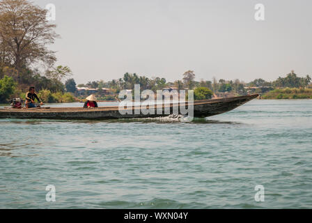 Nakasong, Laos - Feb 2016: Sie fahren mit dem Boot auf dem Mekong Fluss Stockfoto