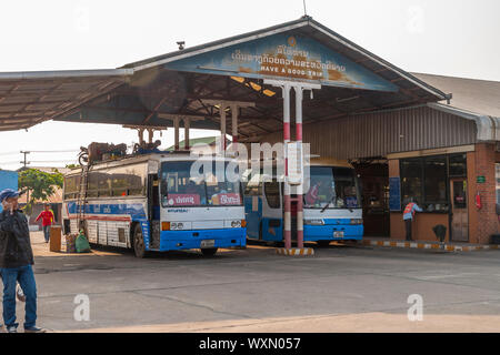 Nakasong, Laos - Feb 2016: Bushaltestelle mit langen Abstand Busse Stockfoto