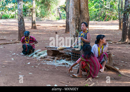 , Bachieng Laos - Feb 2016: Gruppe von älteren Damen sitzen auf dem Boden und machen Handarbeiten, Laos Stockfoto