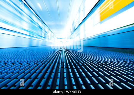 Unscharfen Hintergrund bewegen futuristische Rolltreppe Stockfoto