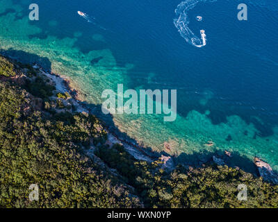 Luftaufnahme der Boote und Wasserfahrzeuge, zerklüftete Küsten und üppig. Der mediterranen Macchia. Meer mit kristallklarem Wasser. Insel Sveti Nikola, Budva, Montenegro Stockfoto