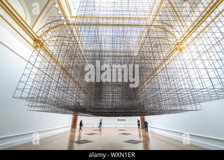 Royal Academy of Arts, London, UK. 17.September 2019. International anerkannte Der britische Bildhauer Antony Gormley wichtige neue Ausstellung in der RA. Die Ausstellung ist seine bedeutendsten Solo Show in Großbritannien seit über einem Jahrzehnt und läuft an der Königlichen Akademie der Künste vom 21. September bis 3. Dezember 2019. Bild: Matrix III, 2019 eine riesige Wolke aus Stahl Verstärken mesh füllt die Galerie. Credit: Malcolm Park/Alamy Leben Nachrichten. Stockfoto