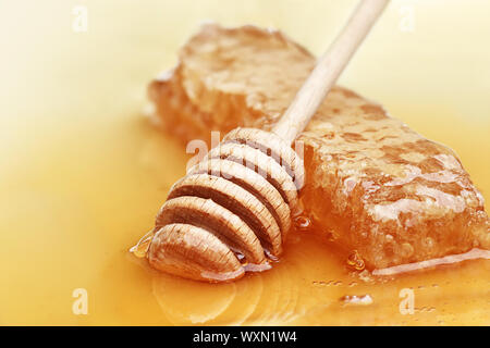 Honig Pendelarm mit einem frischen Kamm von Honig. Stockfoto
