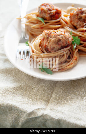 Original italienische Spaghetti mit Fleischbällchen in Tomatensauce Stockfoto
