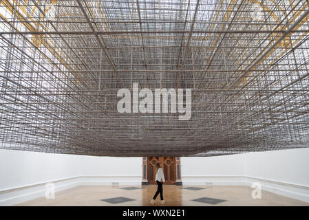 Royal Academy of Arts, London, UK. 17.September 2019. International anerkannte Der britische Bildhauer Antony Gormley wichtige neue Ausstellung in der RA. Die Ausstellung ist seine bedeutendsten Solo Show in Großbritannien seit über einem Jahrzehnt und läuft an der Königlichen Akademie der Künste vom 21. September bis 3. Dezember 2019. Bild: Matrix III, 2019 eine riesige Wolke aus Stahl Verstärken mesh füllt die Galerie. Credit: Malcolm Park/Alamy Leben Nachrichten. Stockfoto