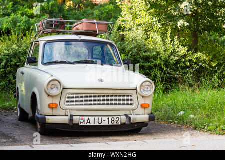 Trabant 601 Limousine Auto geparkt mit altmodischen Koffer auf Dachgepäckträger, Sopron, Ungarn Stockfoto