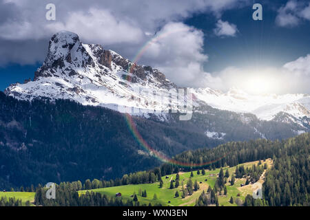 Berühmte alpine Ort der Welt, Trentino Alto Adige, Italien, Europa. Wunderschöne Sommer Blick auf Alpine Valley. Natur vith Flare als Objektiv Stockfoto