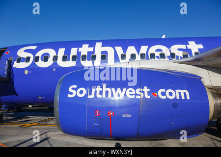 Burbank, Kalifornien - 10. April 2019: CFM56 Motor der Southwest Airlines Boeing737-700 Flugzeug am Flughafen Burbank (BUR) in Kalifornien. Stockfoto