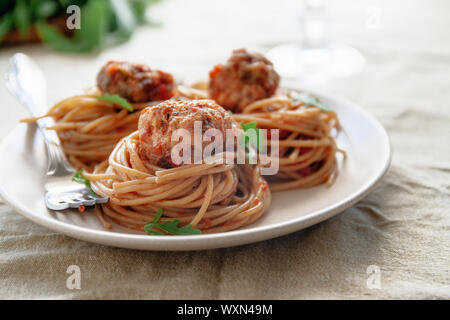 Original italienische Spaghetti mit Fleischbällchen in Tomatensauce Stockfoto