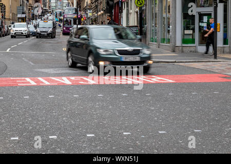 Autos Mißachtung der Bus Tor, wurde am 2. September 2019 von 7:00 - 19:00 Uhr auf der Union Street in Glasgow. Stockfoto