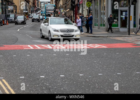 Autos Mißachtung der Bus Tor, wurde am 2. September 2019 von 7:00 - 19:00 Uhr auf der Union Street in Glasgow. Stockfoto