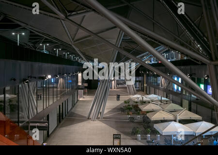 Neapel, Italien - 7 September, 2019: Garibaldi Hauptbahnhof, Verbindung Unterführung an der U-Bahnstation, mit der neuen Struktur in Stahlrohren. Stockfoto