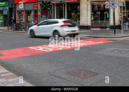 Autos Mißachtung der Bus Tor, wurde am 2. September 2019 von 7:00 - 19:00 Uhr auf der Union Street in Glasgow. Stockfoto