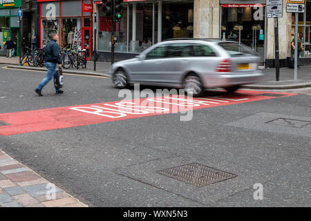 Autos Mißachtung der Bus Tor, wurde am 2. September 2019 von 7:00 - 19:00 Uhr auf der Union Street in Glasgow. Stockfoto