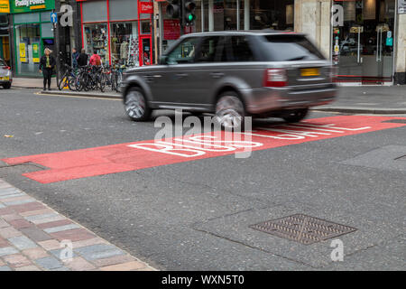 Autos Mißachtung der Bus Tor, wurde am 2. September 2019 von 7:00 - 19:00 Uhr auf der Union Street in Glasgow. Stockfoto