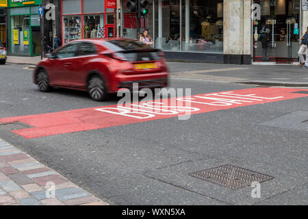 Autos Mißachtung der Bus Tor, wurde am 2. September 2019 von 7:00 - 19:00 Uhr auf der Union Street in Glasgow. Stockfoto