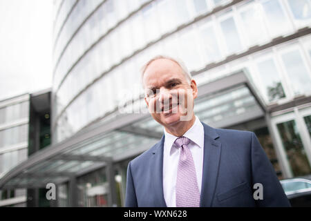 17. September 2019, Deutschland (Deutsch), Essen: Johannes Teyssen, Vorstandsvorsitzender von Eon, steht vor der Konzernzentrale nach einer Pressekonferenz auf der geplanten Handel zwischen Eon und RWE. Die EU-Wettbewerbsbehörde in Brüssel grünes Licht für RWE Innogy Tochtergesellschaft demontiert und Eon zu erhalten, Innogy, der Netzwerke und Endkundengeschäft werden gegeben, während RWE erneuerbare Energie zu empfangen von Innogy und Eon. Foto: Marcel Kusch/dpa Stockfoto