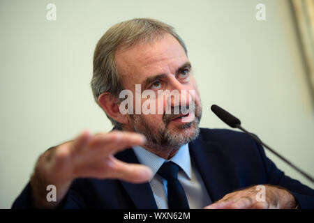 17. September 2019, Berlin: Hermann Parzinger, Präsident der Stiftung Preußischer Kulturbesitz, antwortet auf die Fragen der Journalisten auf einer Pressekonferenz die Pläne für das Museum des 20. Jahrhunderts im Berliner Kulturforum. Foto: Gregor Fischer/dpa Stockfoto