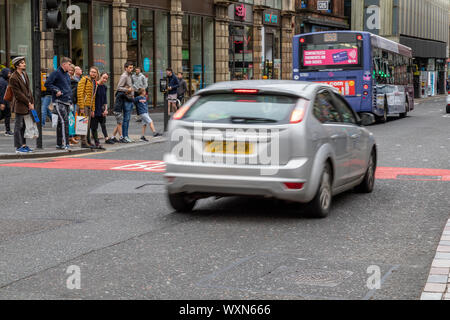 Autos Mißachtung der Bus Tor, wurde am 2. September 2019 von 7:00 - 19:00 Uhr auf der Union Street in Glasgow. Stockfoto