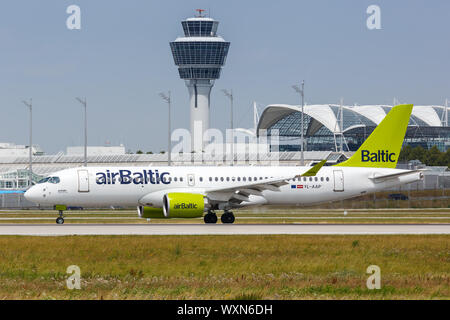 München, Deutschland - 20. Juli 2019: Air Baltic Airbus A220 Flugzeug am Flughafen München (MUC) in Deutschland. Stockfoto