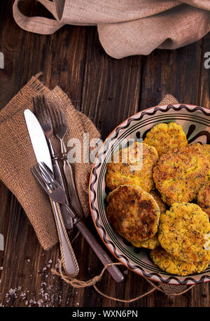 Saftige hausgemachte gebratenes Fleisch und Gemüse Koteletts mit Kräutern. Die Türkei, Huhn, Karotten, Zwiebeln, Knoblauch, cubbage, eryngii Pilze, Rucola, Spinat. Top Stockfoto