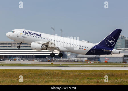 München, Deutschland - 20. Juli 2019: Lufthansa Airbus A320 Flugzeug am Flughafen München (MUC) in Deutschland. Stockfoto