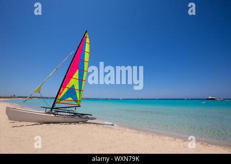 Katamaran Segelboot in Illetes Strand Formentera auf den Balearischen Inseln Stockfoto