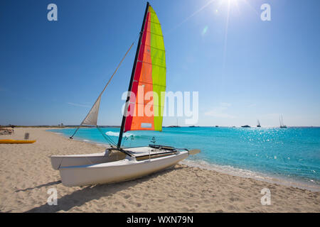 Katamaran Segelboot in Illetes Strand Formentera auf den Balearischen Inseln Stockfoto