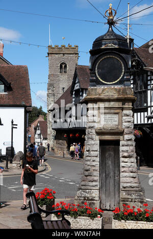 Das Zentrum der kleinen Stadt Much Wenlock, South Shropshire, in Richtung Rathaus und Kirche der Heiligen Dreifaltigkeit suchen Stockfoto